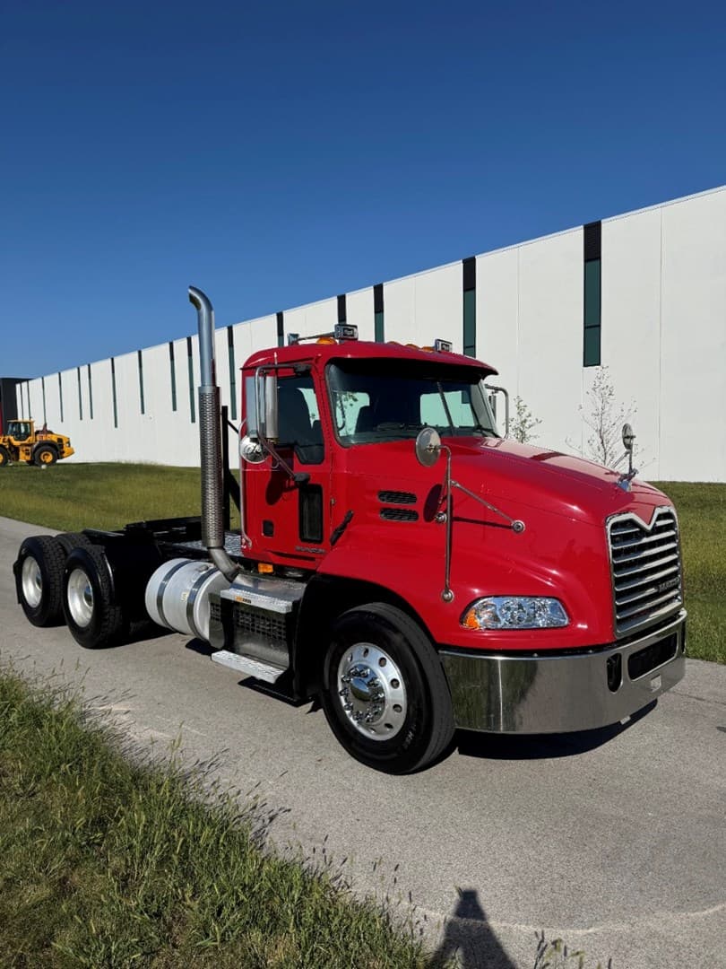 2018 Mack Pinnacle in Carroll, IA — photo 8